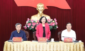 Đồng chí Trương Thị Mai kiểm tra việc triển khai thực hiện Nghị quyết Đại hội XIII của Đảng tại Nam Định